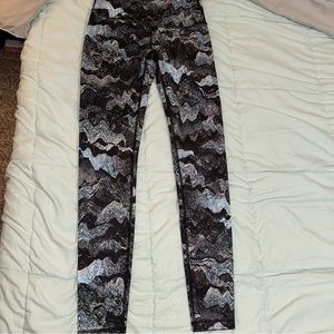 EUC Youth Iviva Lululemon Leggings Size 14